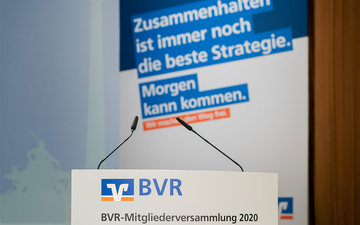 Wegweisender Beschluss in einer besonderen Zeit: Auf der hybrid durchgeführten BVR-Mitgliederversammlung am 25. November 2020 in Berlin demonstrierten die Mitglieder Zusammenhalt und gaben mit einem deutlichen Votum von 86,7 Prozent grünes Licht für die neue Strategieagenda und für die zukünftige Ausrichtung der genossenschaftlichen FinanzGruppe.