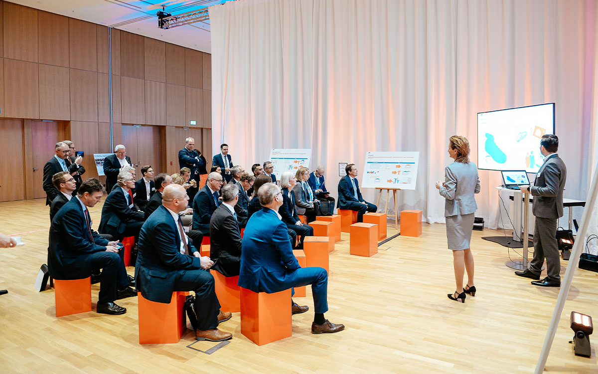 Der BVR stellte 2020 seinen Mitgliedsinstituten deutschlandweit in teilweise hybriden Roadshows – hier in Wiesbaden, noch vor dem Corona-Lockdown – Details zur Strategieagenda vor. Die Teilnehmerinnen und Teilnehmer konnten sie in Themencafés diskutieren und Feedback geben.