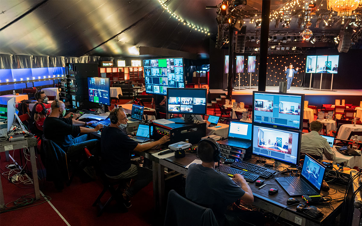 Bei den Feierlichkeiten zum 50-jährigen Jubiläum von „jugend creativ“ liefen im Technikraum die Fäden und Bildschirme zusammen: Eine Reise von Berlin nach Frankreich über Österreich in die Schweiz und noch viel weiter. 