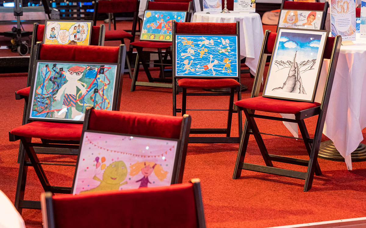 Andere Zeiten, andere Sitten: Statt eines Hauses voller Besucherinnen und Besucher füllten lauter Kunstwerke die Reihen des Tipis am Kanzleramt bei den Feierlichkeiten zur 50-Jahr-Feier des internationalen Kreativwettbewerbs. Das konnte sich sehen lassen.