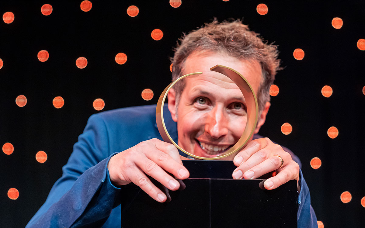 TV-Moderator Willi Weitzel, selbst zweimal Schirmherr von „jugend creativ“, führte durch das Programm und machte aus seinen Glücksgefühlen kein Geheimnis.