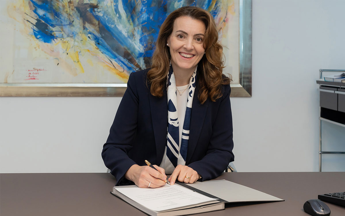 Anfang dieses Jahres unterzeichnete der Bundesverband der Deutschen Volksbanken und Raiffeisenbanken (BVR) für die genossenschaftliche FinanzGruppe die Unterstützererklärung („Stakeholder Endorsement“) zu den Prinzipien der Vereinten Nationen (UN) für ein verantwortliches Bankwesen. Die Prinzipien wurden von der Finanzinitiative des Umweltprogramms der Vereinten Nationen in Zusammenarbeit mit Banken entwickelt. Sie sollen als Rahmen dienen, um die UN-Nachhaltigkeitsziele und die Ziele des Pariser Klimaabkommens zu erreichen. „Mit unserer regionalen Verwurzelung, unserer Mitglieder- und Kundennähe sowie mit unseren genossenschaftlichen Werten können wir das Thema Nachhaltigkeit glaubwürdig leben“, betont BVR-Präsidentin Marija Kolak bei der Unterzeichnung.