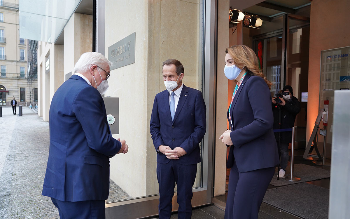 BVR-Präsidentin Marija Kolak und Alfons Hörmann, Präsident des Deutschen Olympischen Sportbundes bei der Begrüßung des Bundespräsidenten zur gemeinsamen Verleihung der „Großen Sterne des Sports“ in Gold 2020, Anfang dieses Jahres in Berlin.