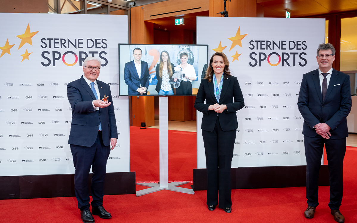 Auch die Verleihung der „Großen Sterne des Sports“ musste vorrangig digital durchgeführt werden. Als Gratulantin und Gratulanten vor der Kamera (von links): Bundespräsident Frank-Walter Steinmeier, BVR-Präsidentin Marija Kolak und Thomas Weikert, Präsident des Deutschen Olympischen Sportbundes (DOSB).