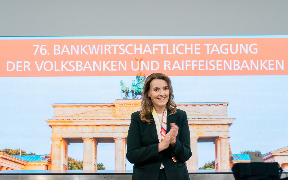 76. Bankwirtschaftliche Tagung, 10. Juni 2021, Berlin: Coronabedingt fand dieses große Zusammentreffen der genossenschaftlichen FinanzGruppe digital statt. Der BVR hatte dafür ein virtuelles Event konzipiert, das von über 800 Teilnehmerinnen und Teilnehmern verfolgt wurde. Im Bild: BVR-Präsidentin Marija Kolak bei der Eröffnung.