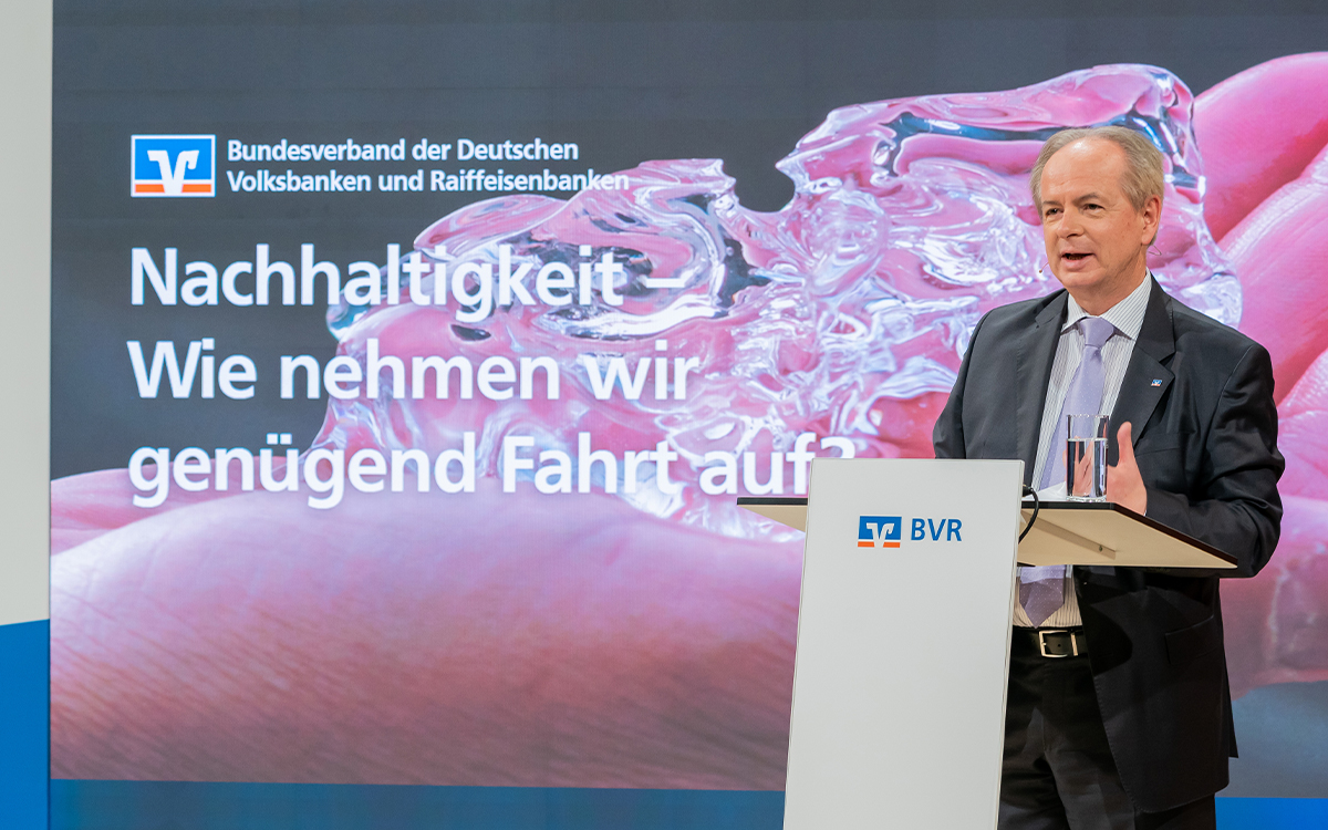 „Nachhaltigkeit – Wie nehmen wir genügend Fahrt auf?“: BVR-Vorstand Gerhard Hofmann ging in seinem Impulsvortrag auf der 76. Bankwirtschaftlichen Tagung auf die Herausforderungen und Chancen ein, die dieses wichtige Thema mit sich bringt. Zudem skizzierte er die nächsten Schritte, die nun für die genossenschaftliche FinanzGruppe – von einer guten Ausgangsposition aus – zu gehen sind.