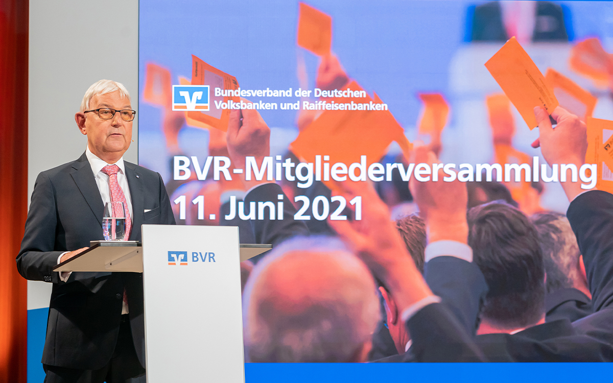 BVR-Mitgliederversammlung, 11. Juni 2021, Berlin: Auch die Mitgliederversammlung des BVR fand im vergangenen Jahr pandemiebedingt digital statt. Dr. Veit Luxem, Vorsitzender des BVR-Verbandsrats sowie des BVR-Verwaltungsrats führte durch die Veranstaltung. Der BVR-Vorstand erntete dabei große Zustimmung für die geleistete Arbeit des Verbandes und für den eingeschlagenen Weg Richtung Zukunft.