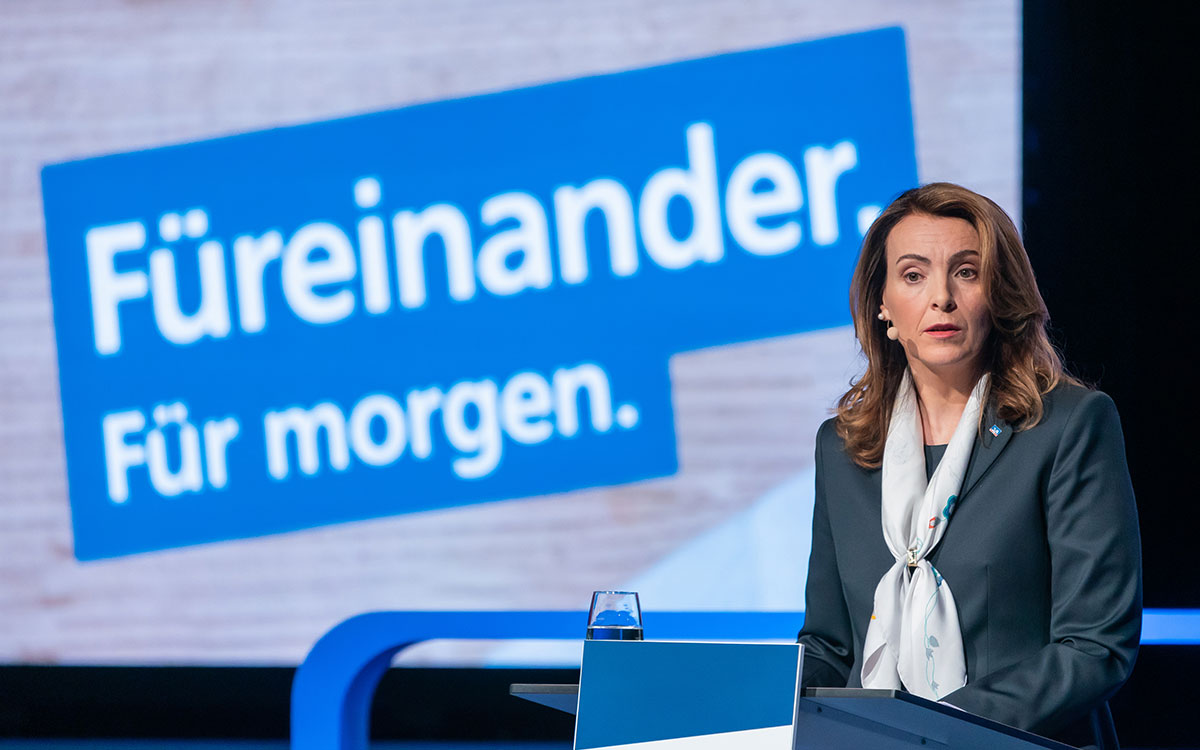 Füreinander. Für morgen. Auch die 77. Bankwirtschaftliche Tagung stand Mitte Juni ganz im Zeichen des Jubiläumsmottos zum 50-jährigen Bestehen des BVR im Jahr 2022. BVR-Präsidentin Marija Kolak blickte in ihrer Eröffnungsrede auf Entwicklungspotenziale, Herausforderungen und die veränderten geopolitischen Rahmenbedingungen für die genossenschaftliche FinanzGruppe.