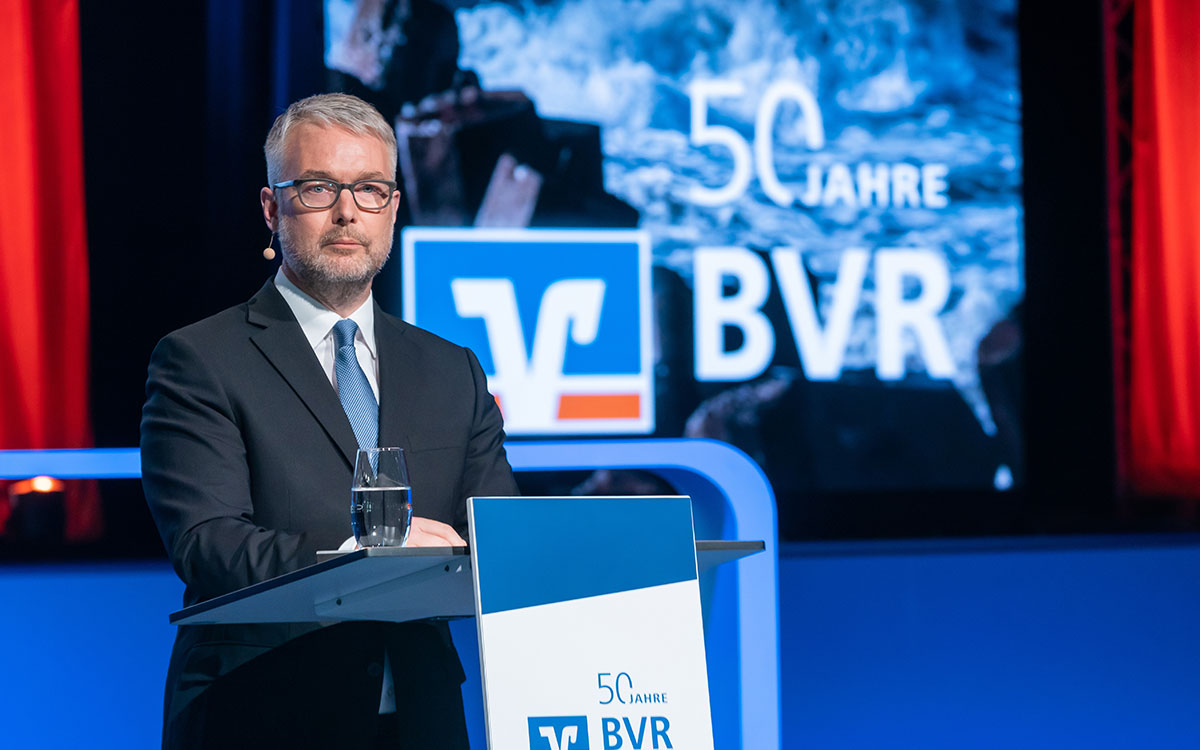 77. Bankwirtschaftliche Tagung, Mitte Juni in Berlin: BVR-Vorstandsmitglied Daniel Quinten widmete sich bei seinem BWT-Einstand den drängenden Fragen zur Bankenstrukturpolitik und aufsichtlichen Herausforderungen. Mit Witz, Zuversicht und Tiefe begegnete er den regulatorischen Herausforderungen.