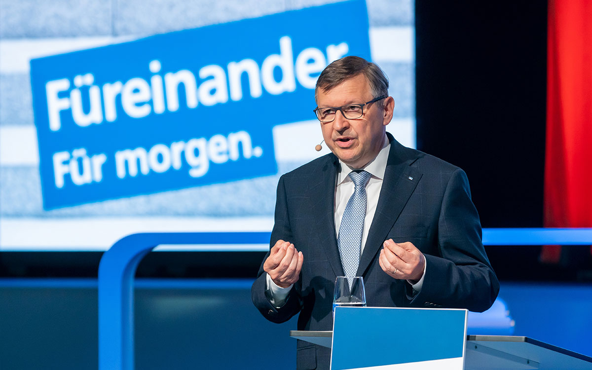 BVR-Vorstand Dr. Andreas Martin sprach auf der 77. Bankwirtschaftlichen Tagung über den Stand der Strategieagenda sowie über die Ergebnisse aus den verschiedenen Handlungsfeldern. Er plädierte für Veränderungsfähigkeit, Veränderungsbereitschaft und machte – auch angesichts der angespannten Welt- und Wirtschaftslage – deutlich, wie wichtig und wertvoll die Resilienz der genossenschaftlichen Institute ist.