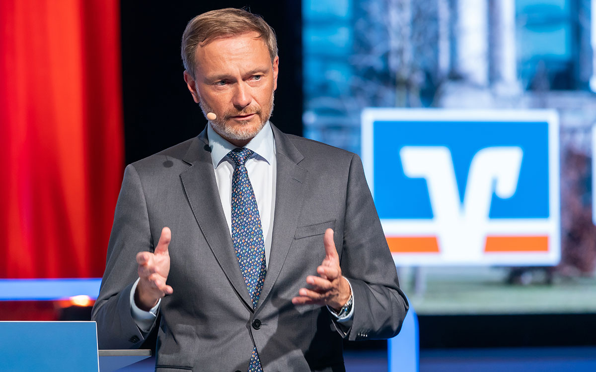 „Eine Vergemeinschaftung der Einlagensicherung kann nicht sinnvoll sein“, unterstrich Bundesfinanzminister Christian Lindner bei seiner Rede auf der 77. Bankwirtschaftlichen Tagung in Berlin. Gespickt mit guten Argumenten machte er sich für den Erhalt der Drei-Säulen-Struktur stark und erhielt dafür Szenenapplaus von den rund 800 Zuhörerinnen und Zuhörern.