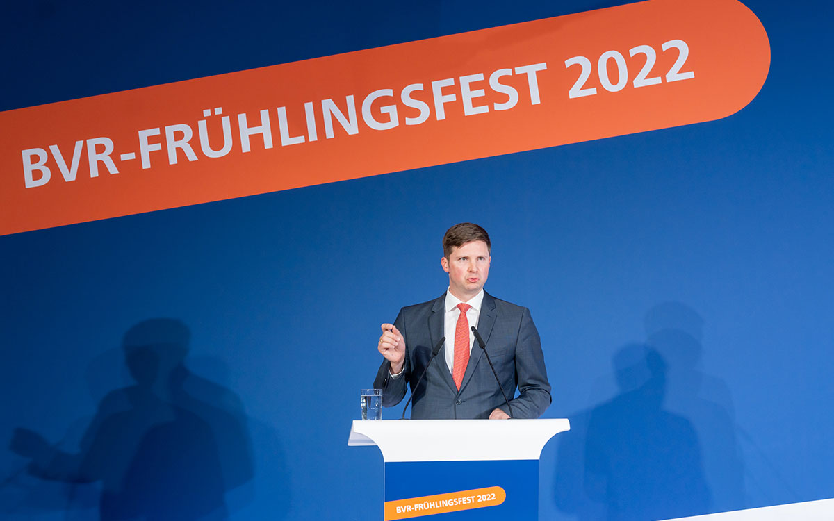 Endlich wieder persönlich, endlich wieder vor Ort. Das Frühlingsfest des Bundesverbandes der Deutschen Volksbanken und Raiffeisenbanken (BVR) stand 2022 – nach zwei Jahren coronabedingter Pause – ganz im Zeichen des 50-jährigen Jubiläums des BVR. Hauptredner des Abends war Florian Toncar, Parlamentarischer Staatssekretär im Bundesministerium der Finanzen (FDP).
