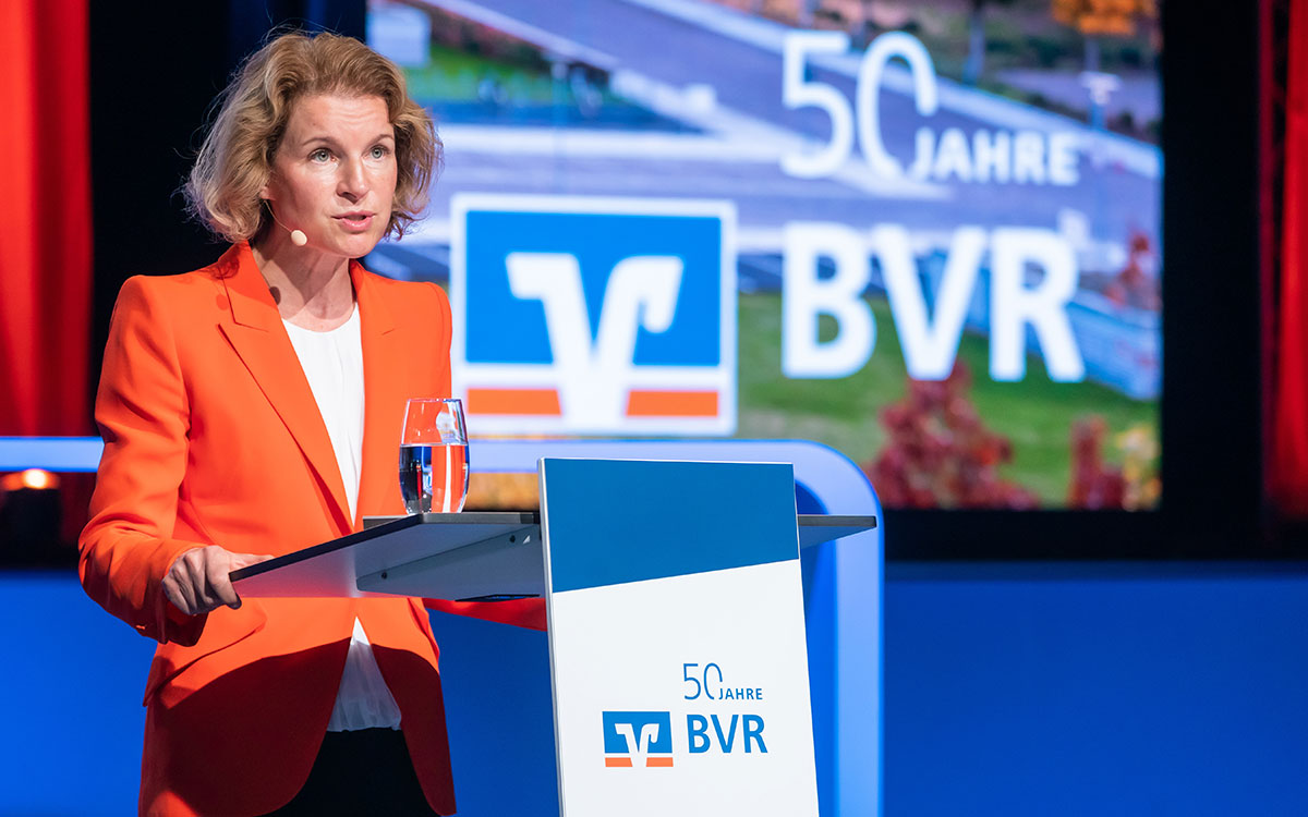 „Wir stehen vor einem Umbruch. Deutschland steht vor einem Umbruch. Zwischen Krieg, Klimawandel und hohen Preisen sehen wir alle einer turbulenten Zukunft entgegen.“ Dr. Sabine Mauderer, Vorstandsmitglied der Deutschen Bundesbank wurde bei ihrer Rede auf der 77. Bankwirtschaftlichen Tagung Mitte Juni in Berlin deutlich und zeigte zugleich die Herausforderungen, aber auch die Potenziale dieser fortschreitenden Transformation auf.