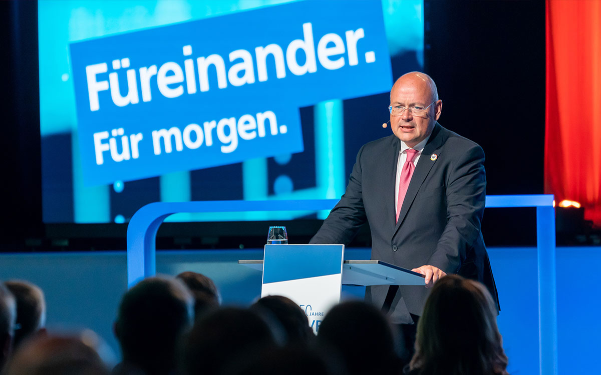 Wie ist es um die Cybersicherheit in Deutschland bestellt? Auf welche Risiken, Unsicherheiten, Bedrohungen müssen sich Unternehmen im Allgemeinen und Banken im Besonderen einstellen? Arne Schönbohm, Präsident des Bundesamts für Sicherheit in der Informationstechnik (BSI) präsentierte auf der 77. Bankwirtschaftlichen Tagung relevante Zahlen und damit korrespondierende Pläne und Maßnahmen.