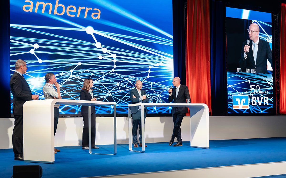 Mit einer satten Mehrheit von über 95 Prozent stimmte die BVR-Mitgliederversammlung Mitte Juni für die Schaffung einer neuen unternehmerischen Einheit – als Forschungs- und Entwicklungsgesellschaft in der genossenschaftlichen FinanzGruppe – für die Entwicklung von Leistungen außerhalb des Kerngeschäfts Banking und Finanzen: amberra. Auf der 77. Bankwirtschaftlichen Tagung wurden am Tag zuvor die Wesenszüge und Ideen zu amberra vorgestellt und diskutiert. Neuer Geschäftsführer von amberra ist seit dem 1. April 2023 Björn Schmuck.