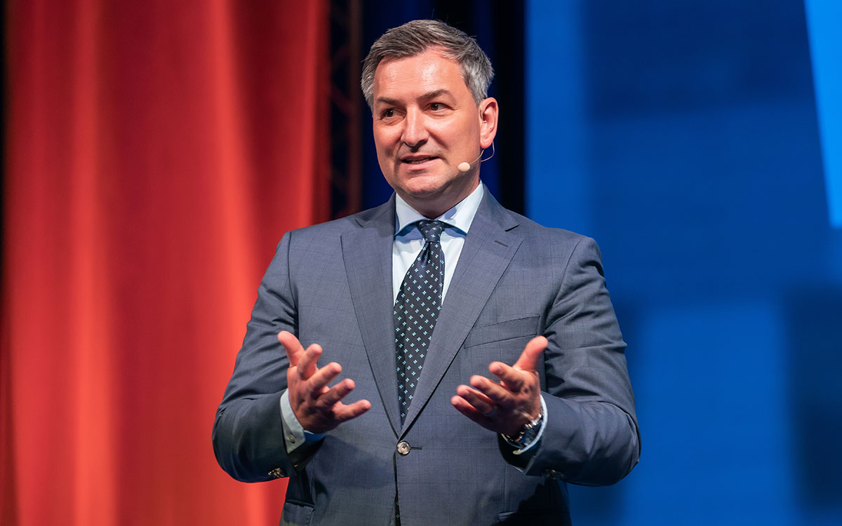 Statt „Börse im Ersten“ standen für den ARD-Journalisten Markus Gürne Mitte Juni unter anderem die Themen und Zahlen der genossenschaftlichen FinanzGruppe auf dem Programm. Mit Wissen und Witz führte der Börsen- und Finanzexperte durch den ersten Tag der 77. Bankwirtschaftlichen Tagung – und dies so überzeugend und gut, dass es bestimmt eine Fortsetzung geben wird.