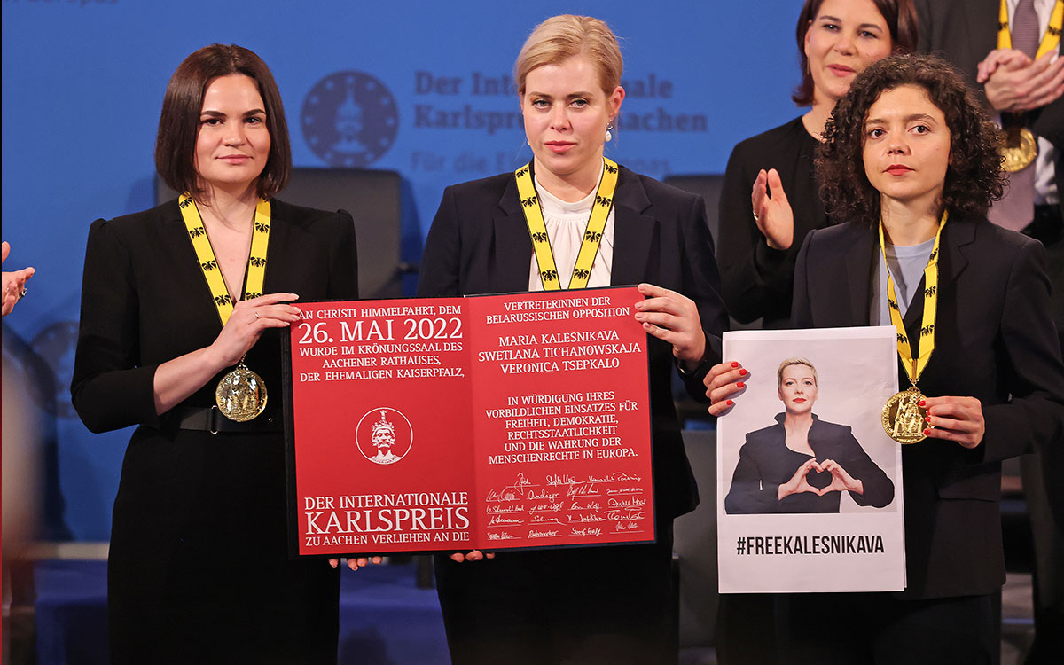 Ende Mai 2022, Aachen: Wohl selten stand eine Karlspreisverleihung so sehr unter dem Eindruck der aktuellen Geschehnisse in Europa. Denn: Die drei mit dem Internationalen Karlspreis 2022 ausgezeichneten belarussischen politischen Aktivistinnen Maria Kalesnikava (Foto), Swetlana Tichanowskaja (links) und Veronica Tsepkalo (Mitte) stehen für die Werte Europas, die durch den Angriffskrieg Russlands in der Ukraine mehr denn je im Fokus stehen. Sie stellten sich mutig und ermutigend brutaler staatlicher Willkür und der Verletzung elementarer Menschenrechte durch ein autoritäres Regime in ihrem Heimatland entgegen. Die Volksbanken und Raiffeisenbanken unterstützen den Karlspreis und mit ihm die Idee eines auf das Miteinander setzenden Europas.