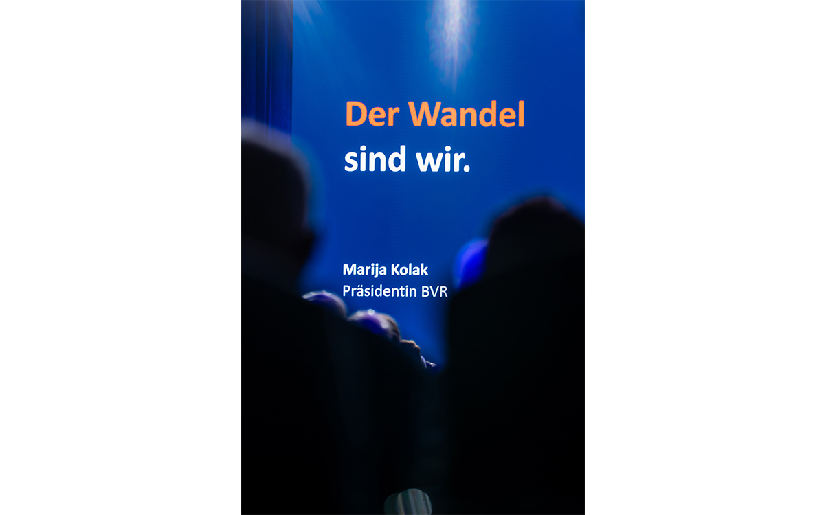 „Der Wandel sind wir“, lautete das Motto der 79. Bankwirtschaftlichen Tagung (BWT) Anfang Juni 2024 in Berlin. Wie treffend. Denn: Das Jahr 2024 erwies sich auch in seinem weiteren Verlauf bekanntlich als ein Jahr des Wandels auf sehr vielen Ebenen. Zentrale Herausforderung: ihn konstruktiv zu begleiten, zu gestalten und dabei die prägenden Werte nicht aus dem Blick verlieren. Auf der BWT wurden zentrale Positionen und Perspektiven diskutiert.