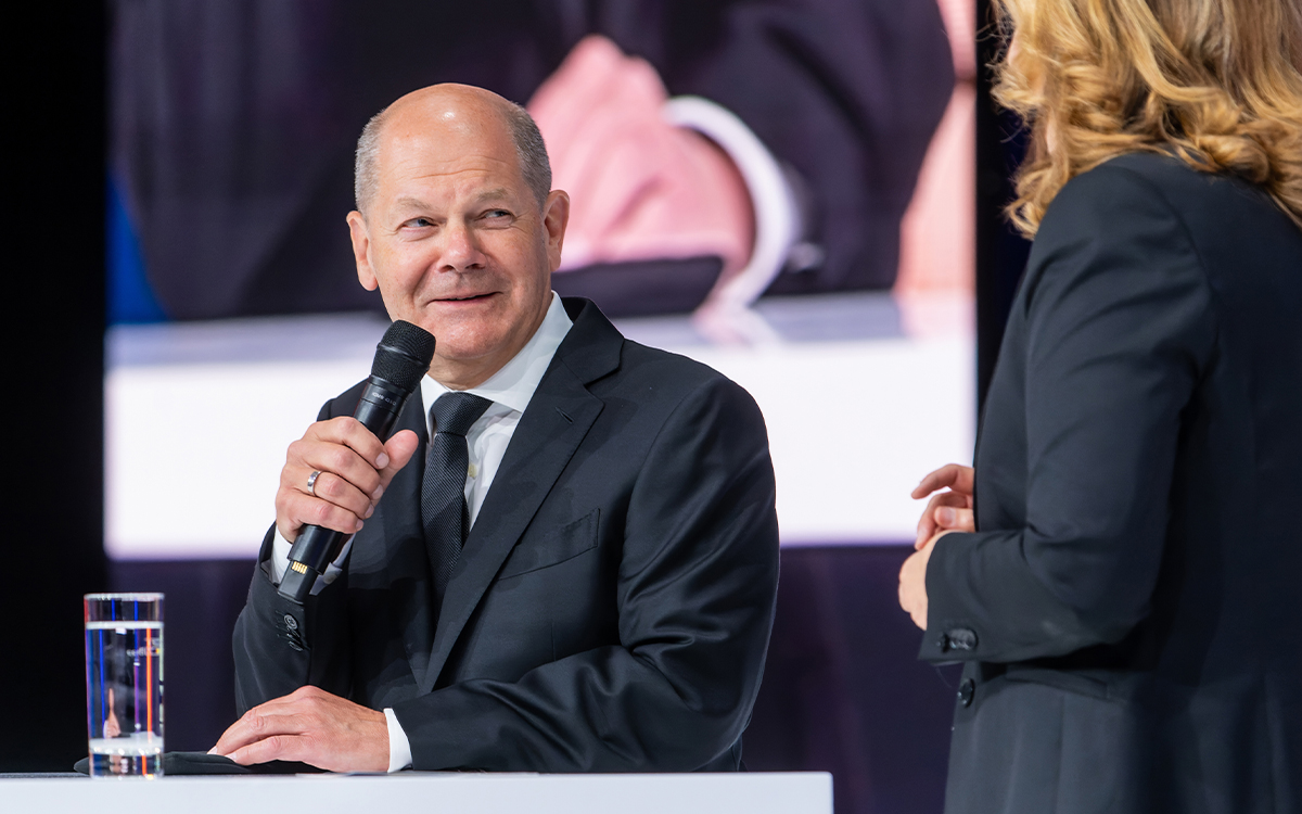 Gut aufgelegt zeigte sich der damalige Bundeskanzler (Juni 2024) Olaf Scholz bei seinem Gastspiel auf der 79. Bankwirtschaftlichen Tagung in Berlin. Er fühle sich der genossenschaftlichen Idee sehr verbunden, unterstrich der SPD-Politiker und machte sich zugleich für den Erhalt der Institutssicherung der Genossenschaftsbanken und Sparkassen in Deutschland stark. Sein Grußwort sowie der Austausch mit BVR-Präsidentin Marija Kolak gehörten gewiss zu den Highlights der Tagung.