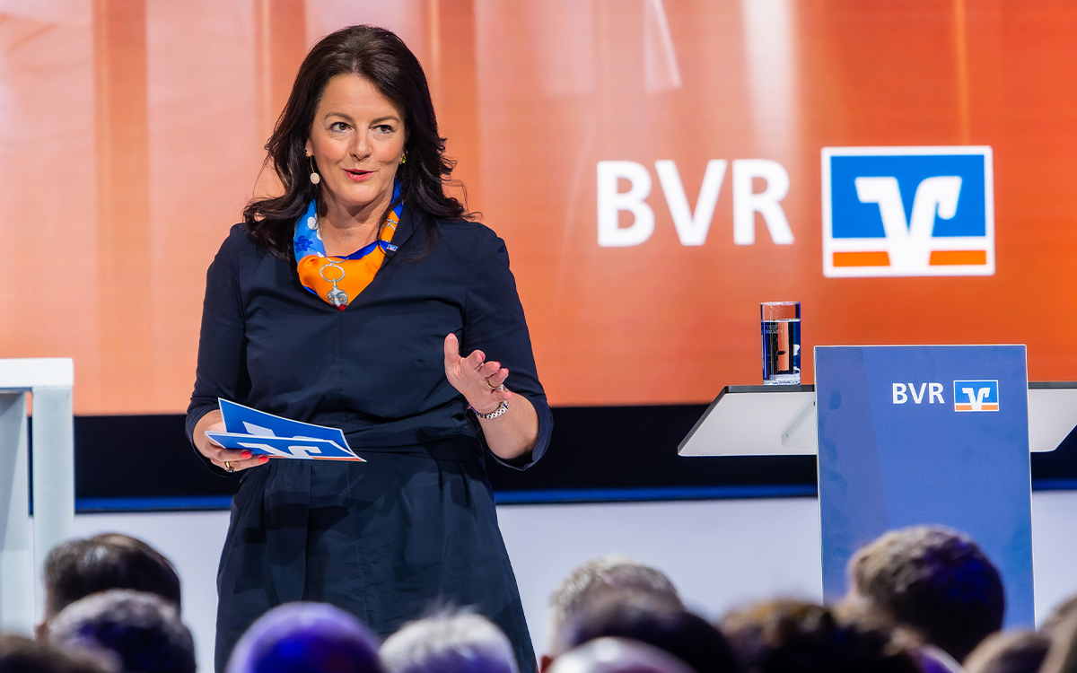 Arbeitgeberattraktivität, Erfolgsfaktor Mitarbeitende und HR-Innovation waren die drei zentralen Handlungsfelder, die BVR-Vorständin Tanja Müller-Ziegler in ihrem Vortrag zum Strategischen Personalmanagement herausstellte. „Es ist unsere gemeinsame Aufgabe, uns jetzt um die Menschen zu kümmern, die in 20 bis 30 Jahren unsere Volksbanken und Raiffeisenbanken erfolgreich machen“, unterstrich sie vor den vielen zuhörenden Bankvorständen.