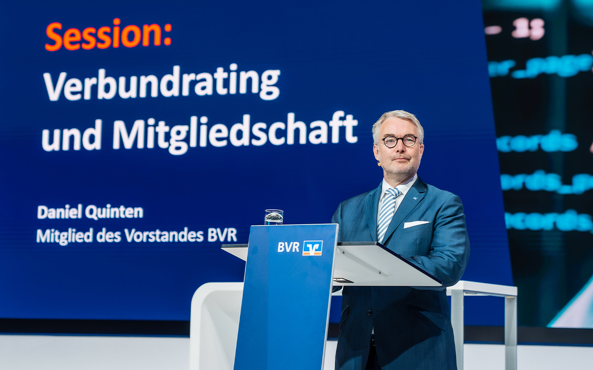 Zum 90. Geburtstag der Sicherungseinrichtung des BVR sparte BVR-Vorstand Daniel Quinten auf der 79. Bankwirtschaftlichen Tagung nicht mit Lob. „Unser duales System ist das beste Sicherungseinrichtungssystem der Welt“, hob er überzeugt hervor. Und: „Wir sind die bestgeratetste private Bankengruppe in Deutschland.“ Diese enormen Qualitäten gelte es zu festigen und immer wieder auch zum Ausdruck zu bringen.
