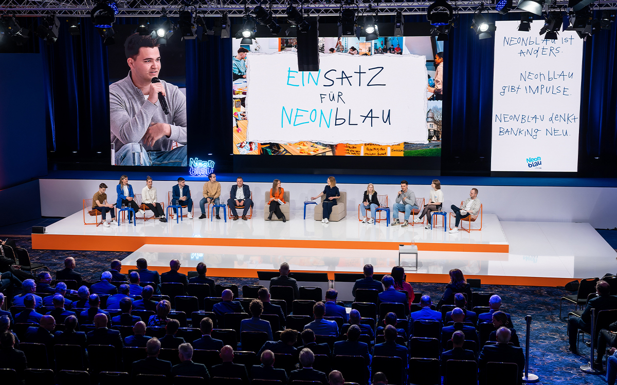 Welche Farbe hat Wandel? Bei den Genossenschaftsbanken natürlich Neonblau. Auf der 79. Bankwirtschaftlichen Tagung erhielt der frische Think Tank der GenZ großen Raum, um zu zeigen, zu diskutieren und erste Impulse dafür zu liefern, wohin die Reise in Richtung Zukunft des Bankgeschäfts gehen solle. Das war wegweisend und inspirierend.