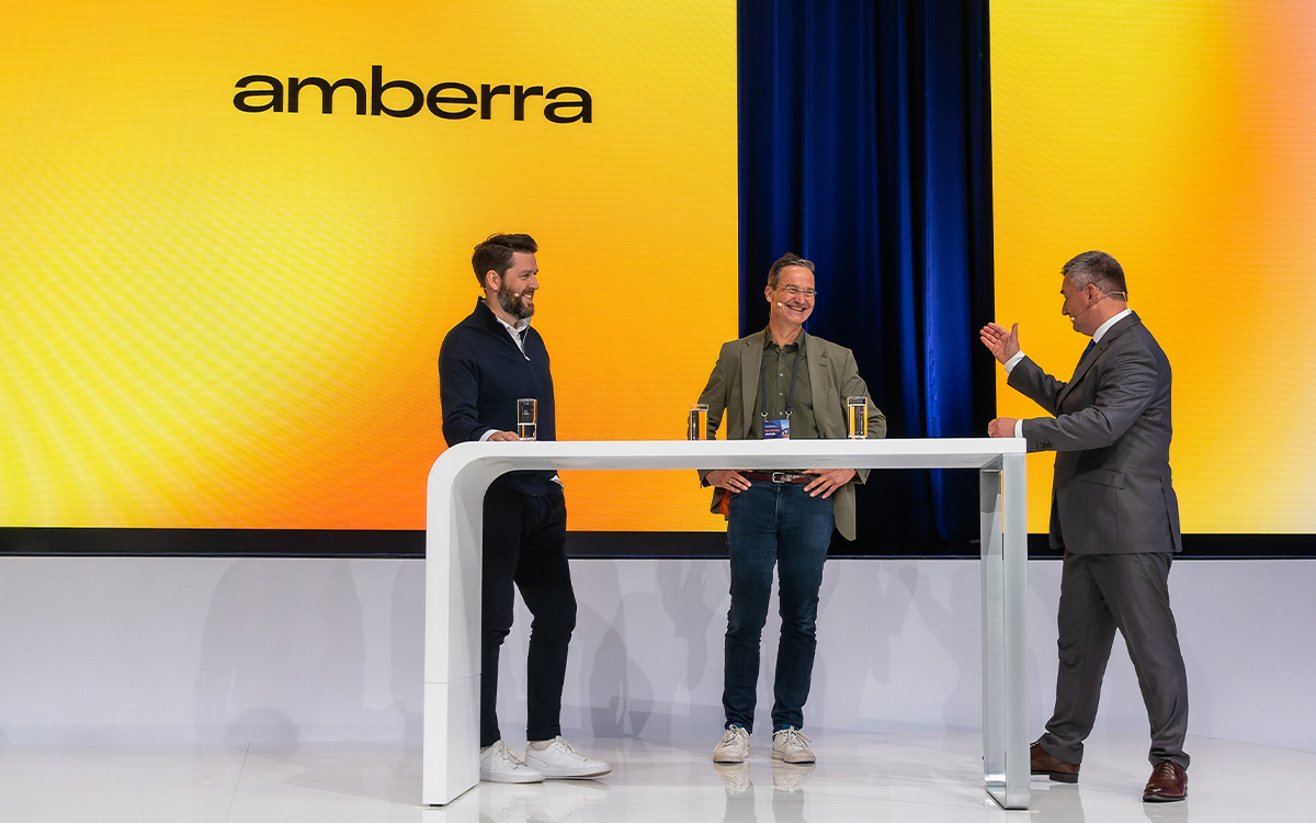 Björn Schmuck, Geschäftsführer von amberra, sprach mit Dr. Alexander von Frankenberg, Geschäftsführer des High-Tech Gründerfonds und Mitglied des Advisory Boards von amberra, auf der 79. Bankwirtschaftlichen Tagung über die Rolle von Innovation für die genossenschaftliche FinanzGruppe und über den notwendigen Mut, neue Wege einzuschlagen. „Wir werden nicht morgen das eine neue Geschäftsmodell für alle Banken ausrollen. Aber wir werden Neues entwickeln, erproben und – wenn es funktioniert – der ganzen Gruppe anbieten“, machte er eindrucksvoll deutlich.