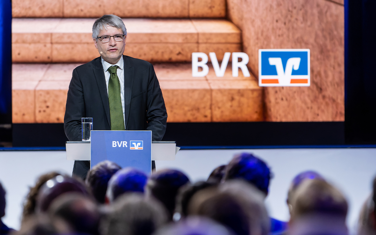 „Ich glaube, wenn Menschen ihre Zukunft gemeinsam in die Hand nehmen, dann ist das eine Methode, mit unternehmerischen Mitteln dafür zu sorgen, dass unsere Welt ein besserer Ort wird. Genossenschaftsbanken sind Teil einer internationalen Bewegung – für genossenschaftliches Wirtschaften. Sie leben das.“ Sven Giegold, damaliger (Juni 2024) Staatssekretär im Bundesministerium für Wirtschaft und Klimaschutz, zollte bei seinem Vortrag auf der 79. Bankwirtschaftlichen Tagung dem Genossenschaftsmodell und der Rolle der Genossenschaftsbanken viel Anerkennung.