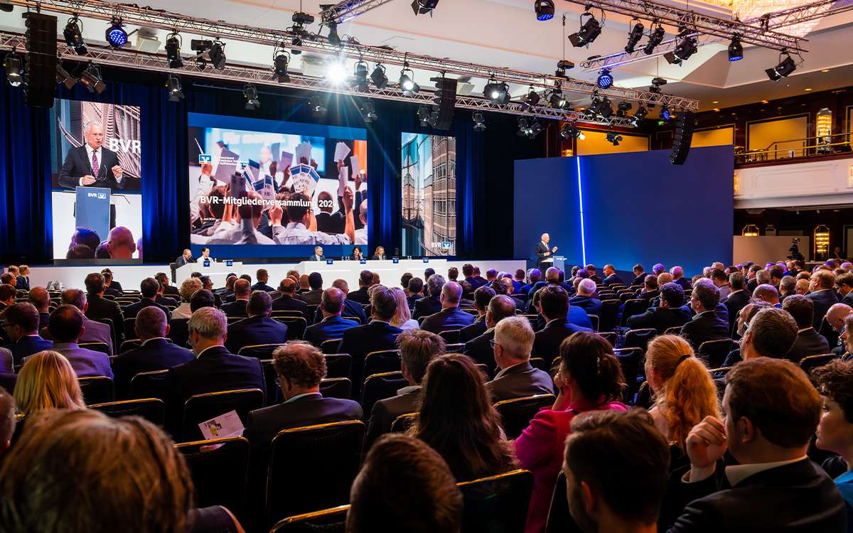 Mit nahezu 100 Prozent wurden Verwaltungsrat, Verbandsrat und BVR-Vorstand auf der Mitgliederversammlung Anfang Juni in Berlin entlastet. Der Vorsitzende des BVR-Verbandsrats Wolfgang Altmüller, Vorstandsvorsitzender der meine Volksbank Raiffeisenbank, führte routiniert und souverän durch die Veranstaltung.