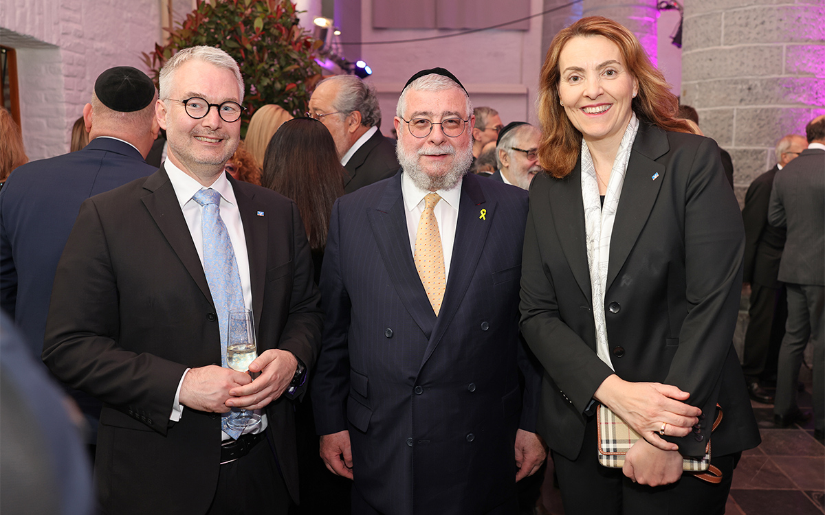 Karlspreis 2024: Pinchas Goldschmidt mit BVR-Präsidentin Marija Kolak und BVR-Vorstand Daniel Quinten.