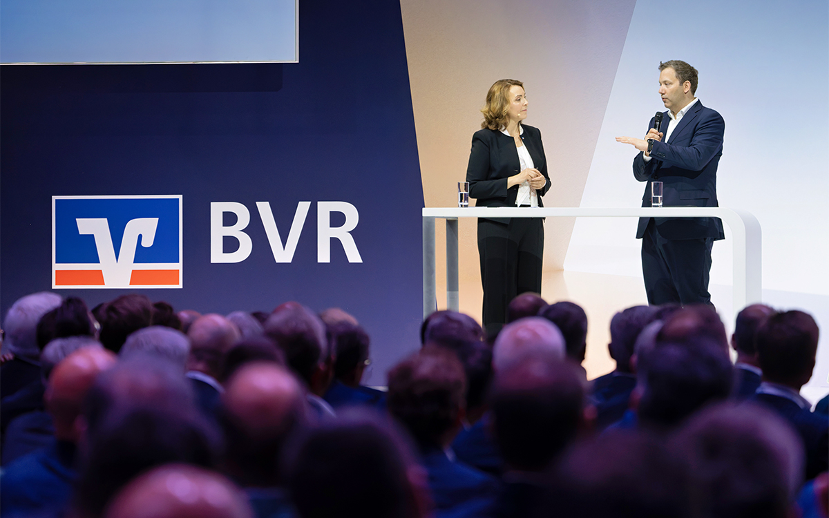 Im direkten Austausch mit BVR-Präsidentin Marija Kolak unterstrich der Bundesfinanzminister sein Interesse, die Potenziale unseres Landes weiter zu wecken. „Es ist unsere Pflicht, dass wir dieses Land stark machen – dass wir es stark halten und dafür sorgen, dass es beisammenbleibt“, betonte der SPD-Vorsitzende.