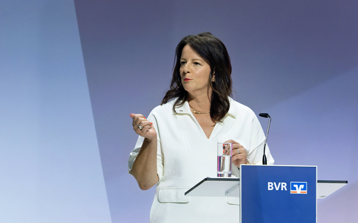 80. Bankwirtschaftliche Tagung, Juli 2025 in Berlin: „Wir erleben tiefgreifende Umbrüche: Die Welt wird digitaler, die Bevölkerung älter, unsere Kunden haben andere Bedürfnisse als früher, der Wettbewerb wird dynamischer. Unsere Aufgabe als genossenschaftliche FinanzGruppe ist es, uns neu zu erfinden, ohne unsere Wurzeln zu verlieren. Ganz nach dem Motto: Alles bleibt anders“, unterstrich BVR-Vorständin Tanja Müller-Ziegler in ihrem Beitrag.