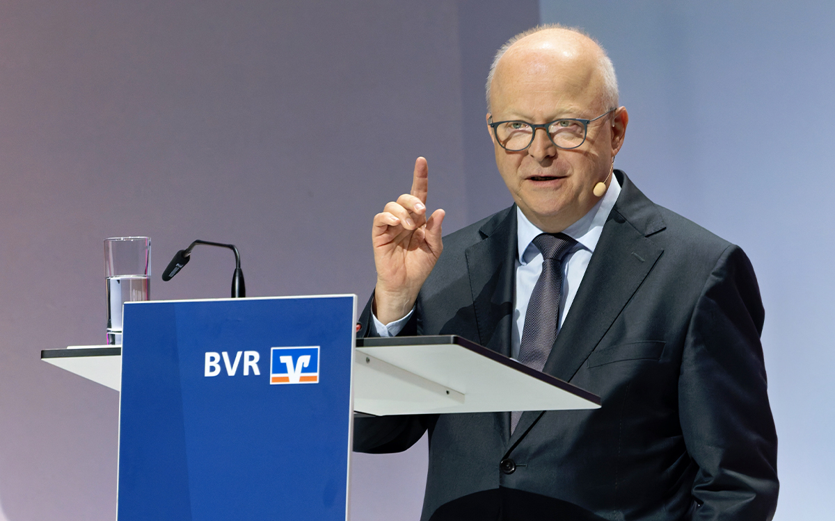 80. Bankwirtschaftliche Tagung, Juli 2025 in Berlin: „Wir müssen wirtschaftlich und politisch aufräumen“, forderte Bundesbank-Vorstand Michael Theurer angesichts der vielfältigen Herausforderungen, vor denen Deutschland derzeit steht. „Dies betrifft auch die Finanzmärkte und den Finanzsektor.“ Gerade bei der Finanzaufsicht gehe es um Bürokratieabbau, Risikoorientierung und Digitalisierung.