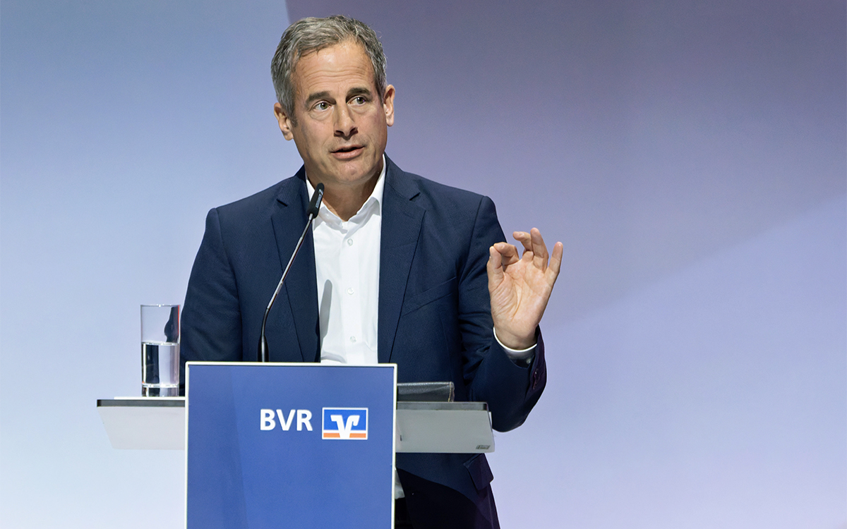 80. Bankwirtschaftliche Tagung, Juli 2025 in Berlin: BaFin-Direktor Nikolas Speer erklärte in seinem pointierten und differenzierten Vortrag, wie er die Bankenaufsicht weiterentwickeln und zukunftsfähig aufstellen möchte. Er ließ dabei auch die besondere Behandlung kleinerer Institute und Fragen der Proportionalität nicht außer Acht.