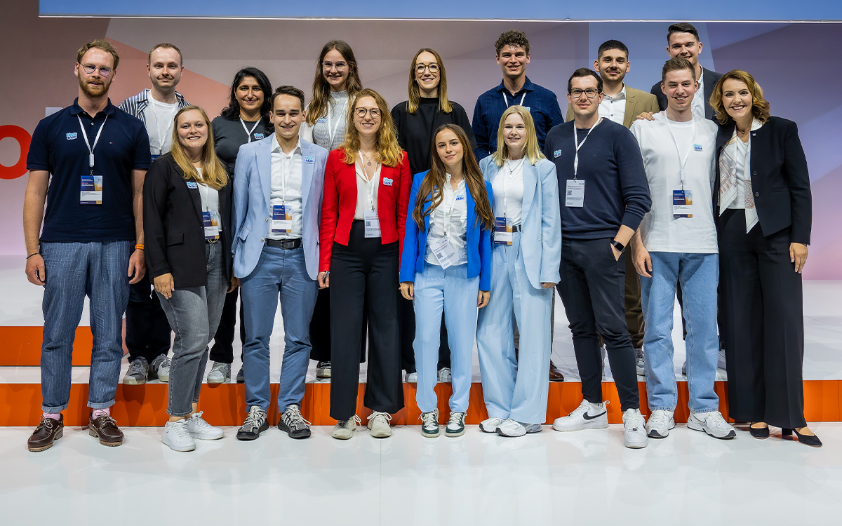 80. Bankwirtschaftliche Tagung, Juli 2025 in Berlin: Die Zukunft der genossenschaftlichen FinanzGruppe ist Neonblau. Mitglieder des jungen, frischen Thinktanks für das Banking von morgen präsentierten ihre Impulse, frische Ideen und gestartete Projekte.