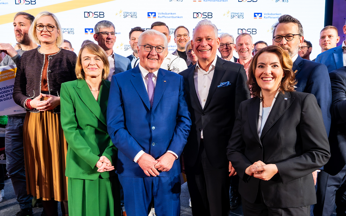 Bundespräsident Frank-Walter Steinmeier, Elke Büdenbender (vorne links), BVR-Präsidentin Marija Kolak (vorne rechts) und der BVR-Verbandsratsvorsitzende Wolfgang Altmüller zusammen mit den glücklichen Gewinnerinnen und Gewinnern des „Großen Sterns des Sports“ 2025.