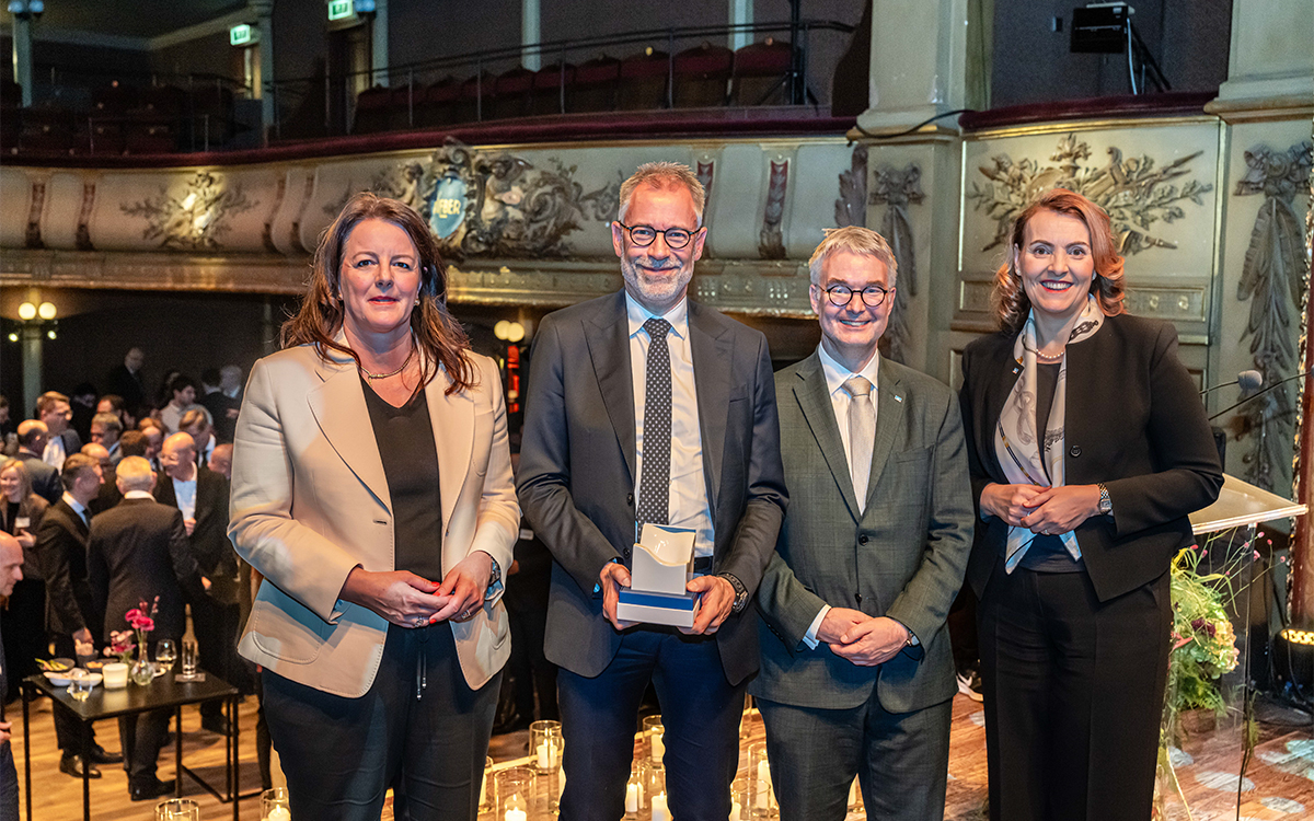 November 2025, Parlamentarischer Abend in Brüssel: Der gesamte BVR-Vorstand um Marija Kolak (rechts), Tanja Müller-Ziegler (links), Daniel Quinten (2. von rechts) mit Ehrengast Michael Hager, Kabinettschef von Exekutiv-Vizepräsident Valdis Dombrovskis.